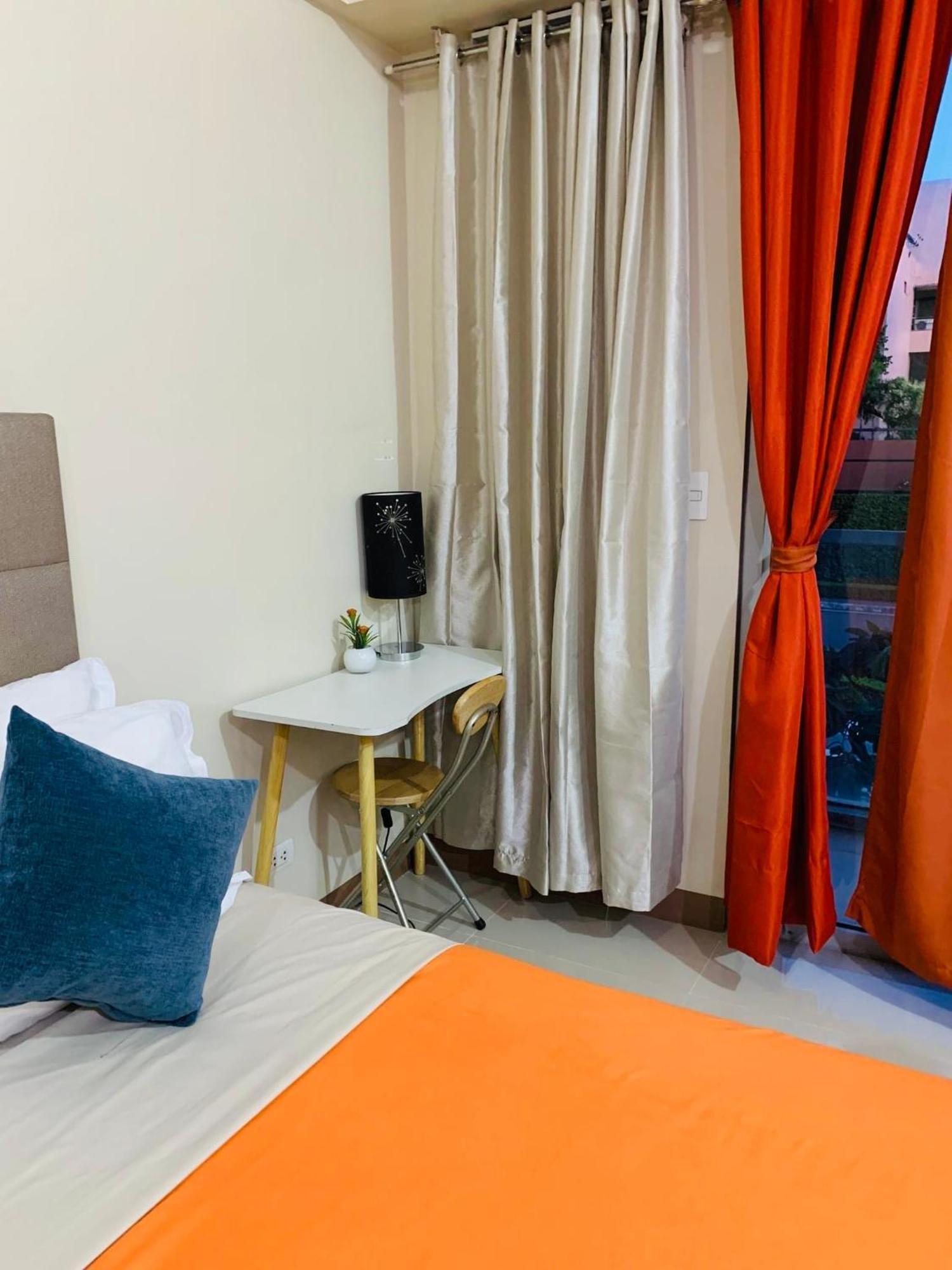 One Palm Tree Villas Condominium - Studio 2Nd Fl With Balcony - Across Terminal 3 Airport Pasay Exteriér fotografie