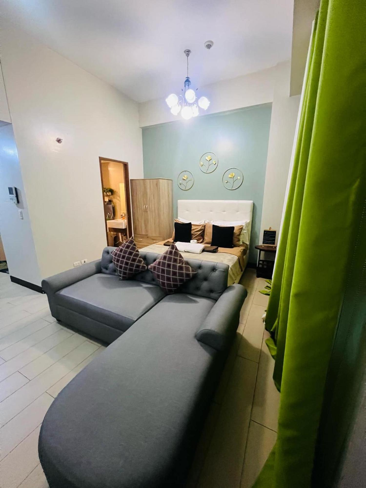 One Palm Tree Villas Condominium - Studio 2Nd Fl With Balcony - Across Terminal 3 Airport Pasay Exteriér fotografie