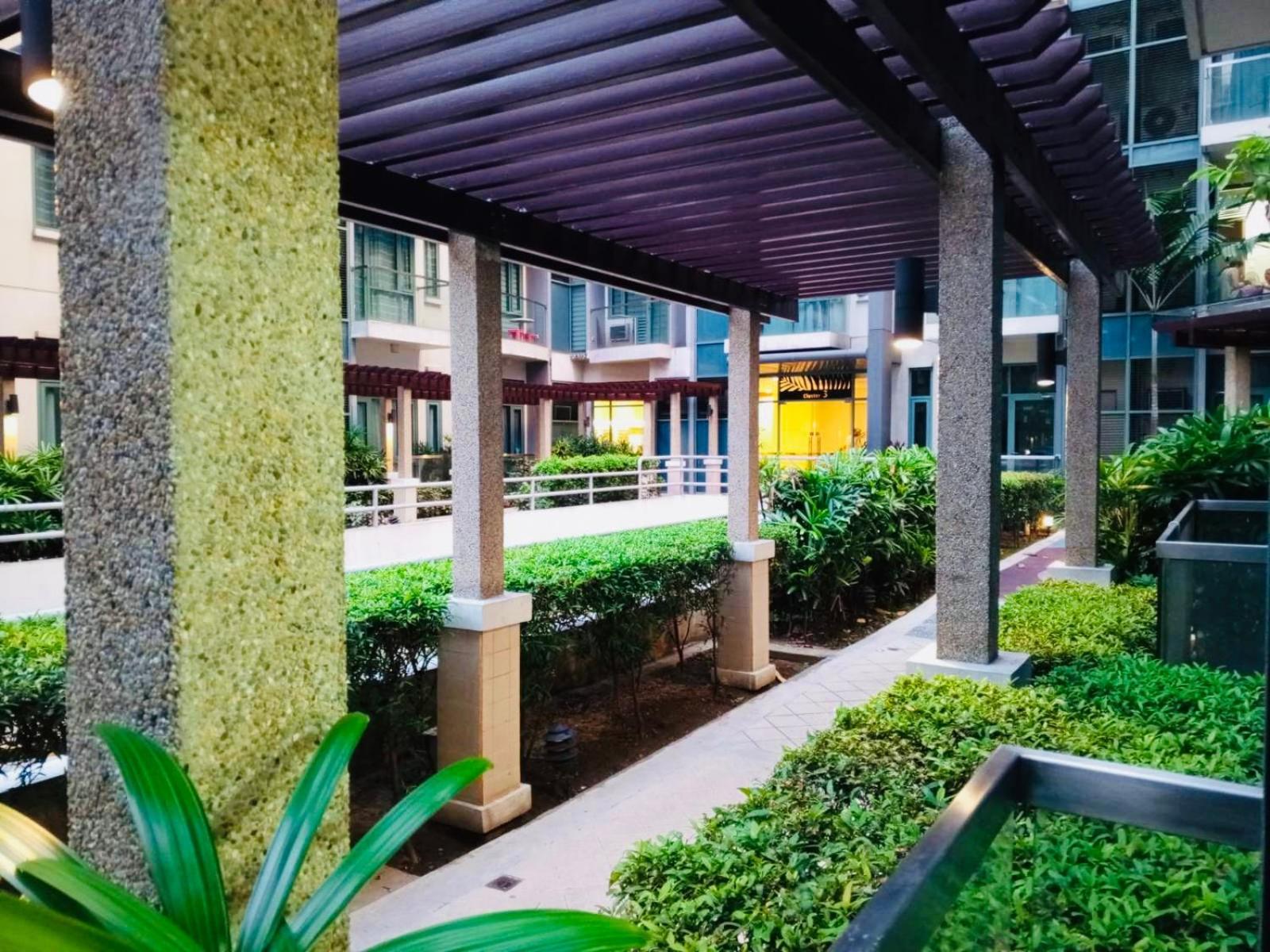 One Palm Tree Villas Condominium - Studio 2Nd Fl With Balcony - Across Terminal 3 Airport Pasay Exteriér fotografie