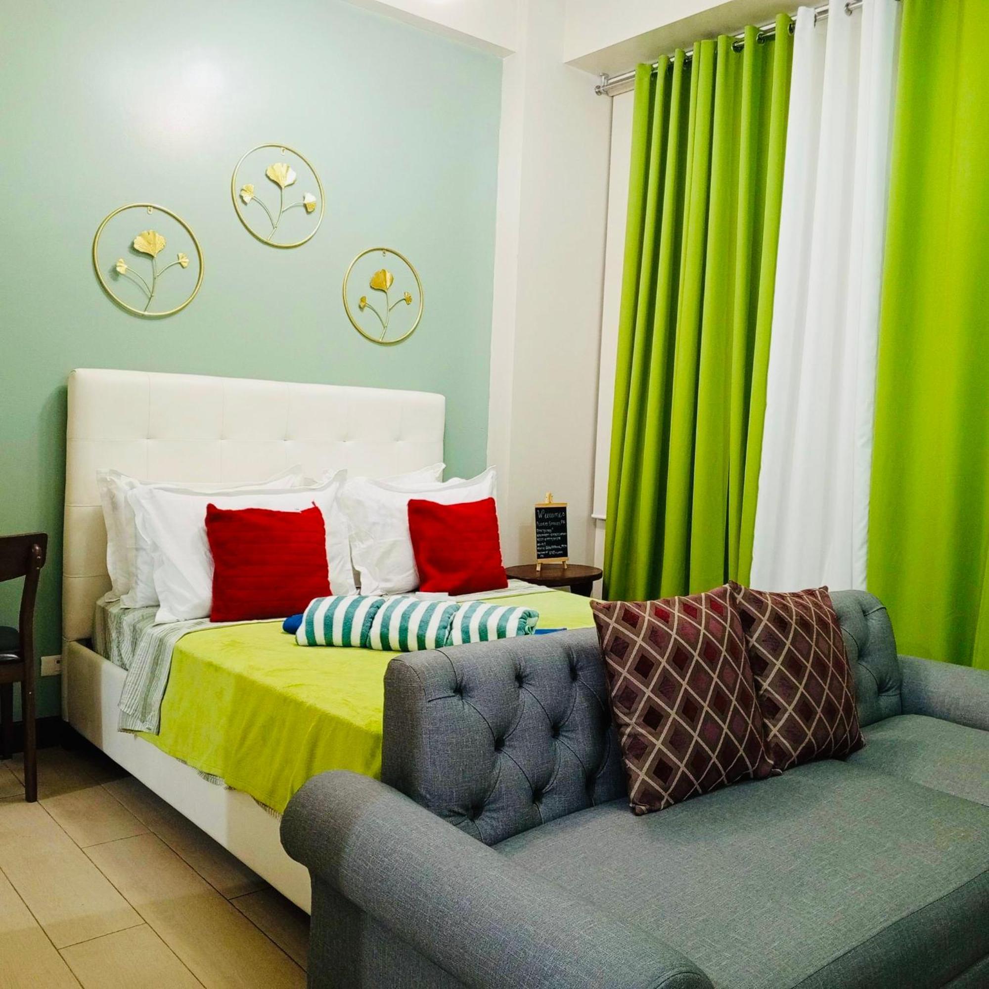 One Palm Tree Villas Condominium - Studio 2Nd Fl With Balcony - Across Terminal 3 Airport Pasay Exteriér fotografie