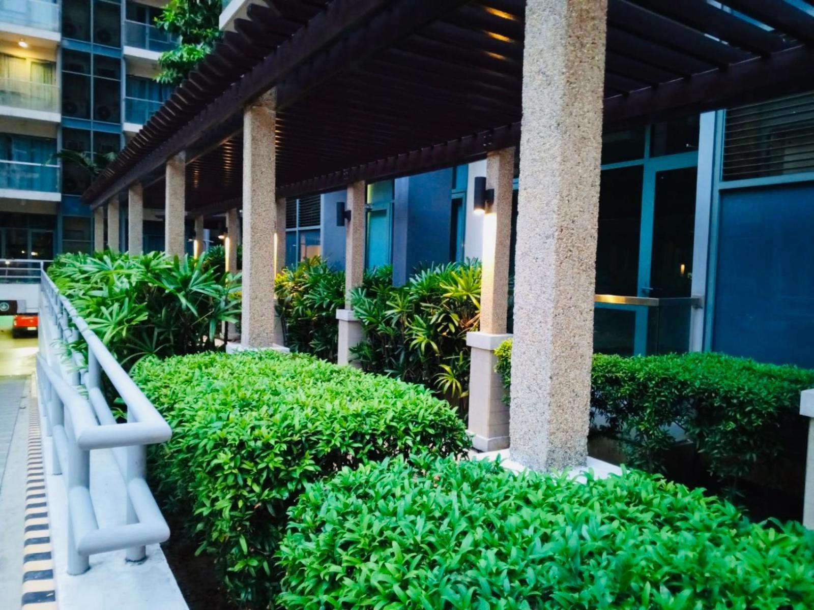 One Palm Tree Villas Condominium - Studio 2Nd Fl With Balcony - Across Terminal 3 Airport Pasay Exteriér fotografie