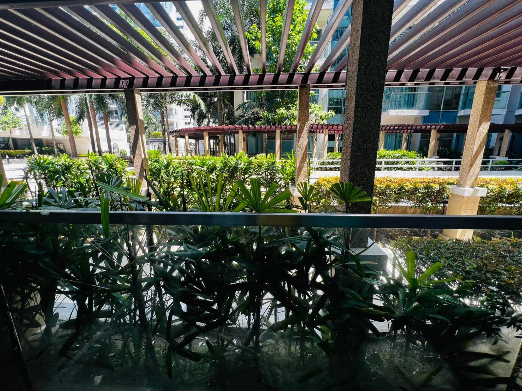 One Palm Tree Villas Condominium - Studio 2Nd Fl With Balcony - Across Terminal 3 Airport Pasay Exteriér fotografie