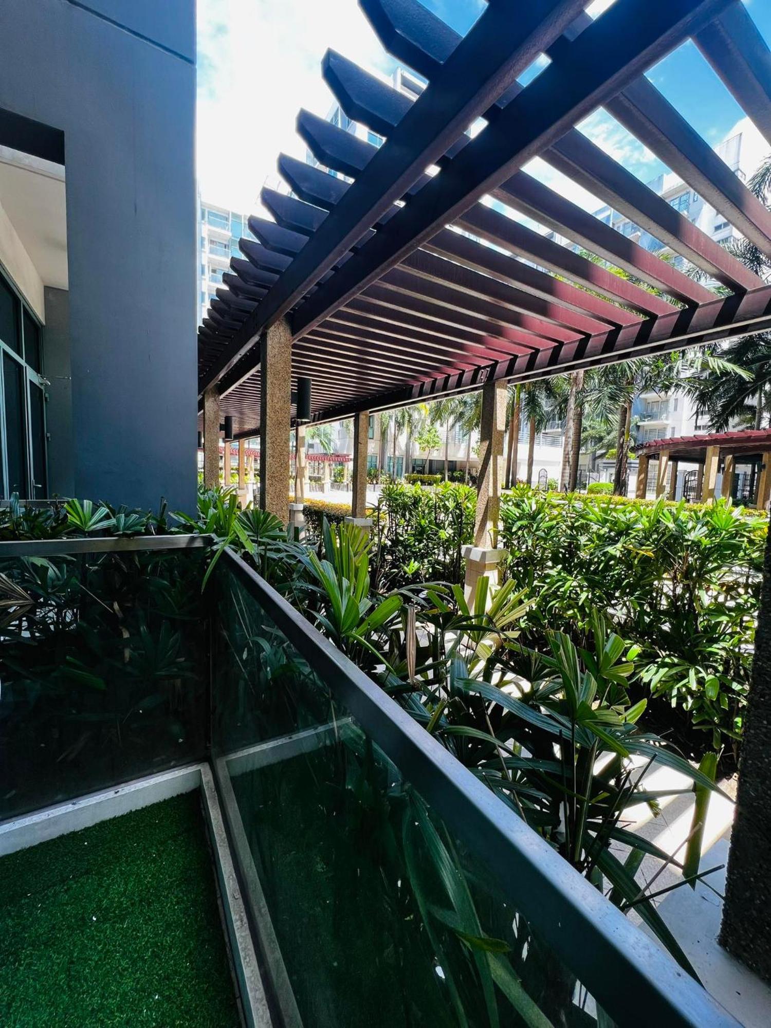 One Palm Tree Villas Condominium - Studio 2Nd Fl With Balcony - Across Terminal 3 Airport Pasay Exteriér fotografie