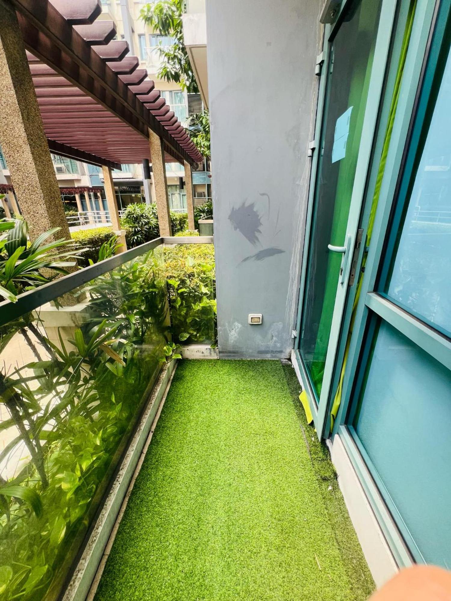 One Palm Tree Villas Condominium - Studio 2Nd Fl With Balcony - Across Terminal 3 Airport Pasay Exteriér fotografie