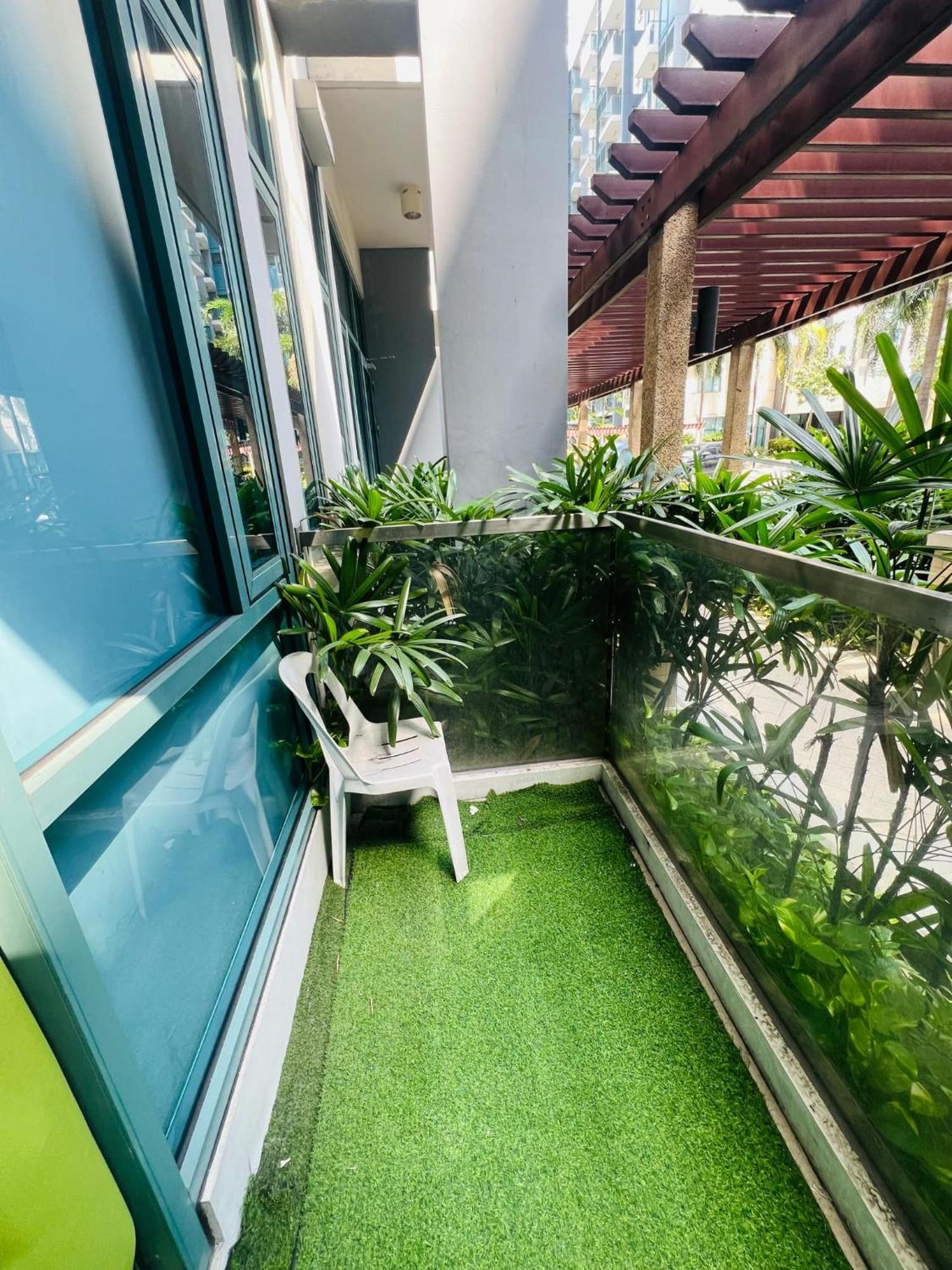 One Palm Tree Villas Condominium - Studio 2Nd Fl With Balcony - Across Terminal 3 Airport Pasay Exteriér fotografie