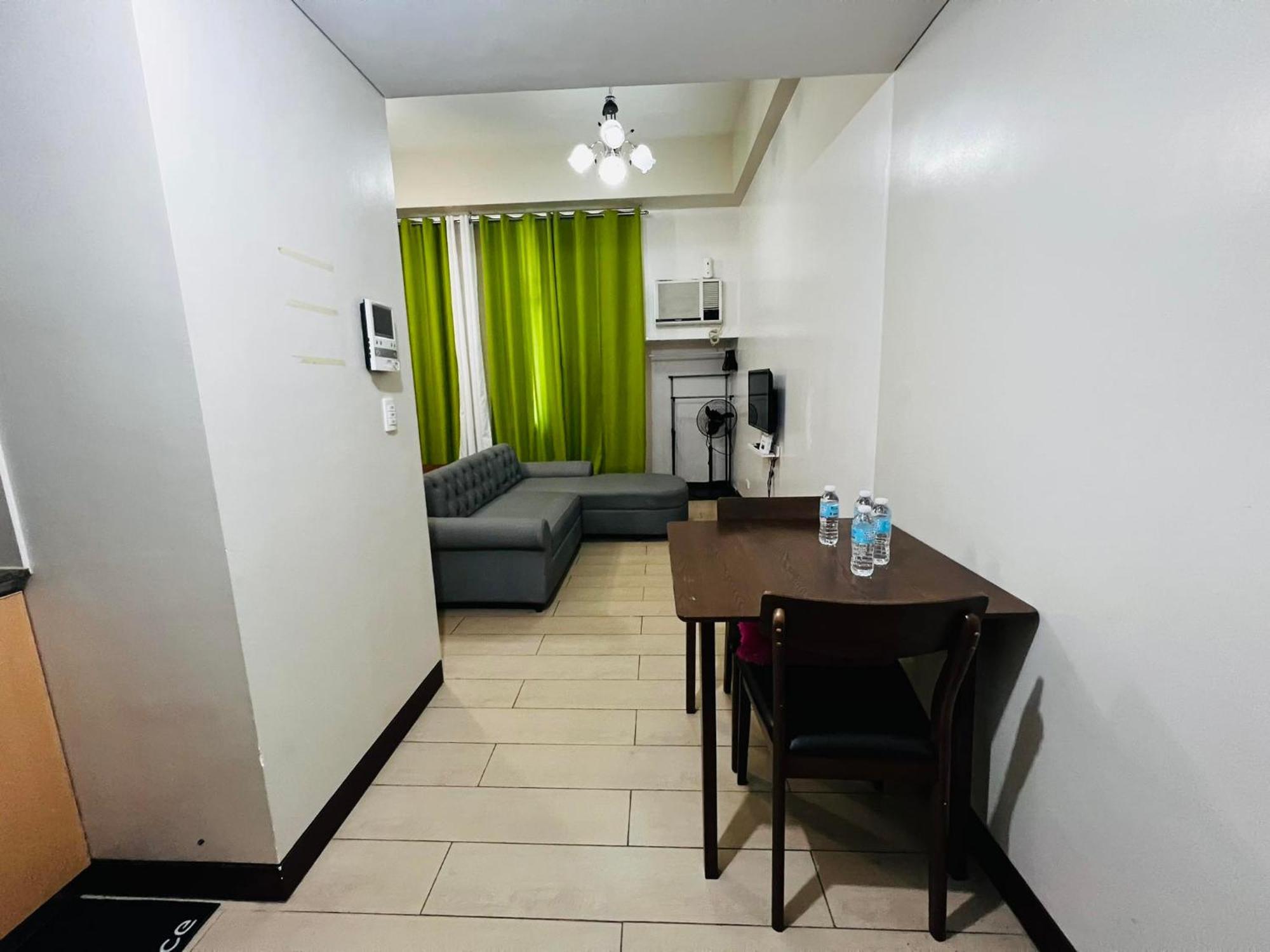 One Palm Tree Villas Condominium - Studio 2Nd Fl With Balcony - Across Terminal 3 Airport Pasay Exteriér fotografie