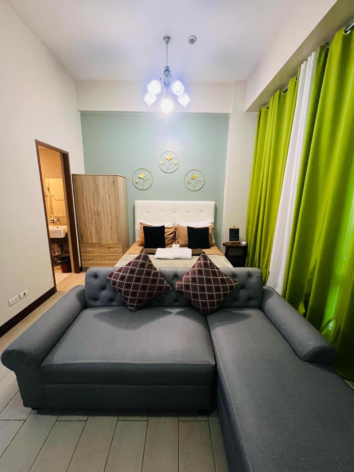 One Palm Tree Villas Condominium - Studio 2Nd Fl With Balcony - Across Terminal 3 Airport Pasay Exteriér fotografie